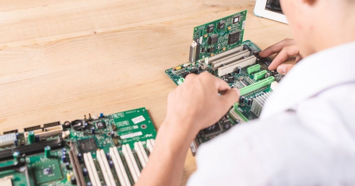 3 Komponen Utama Mesin Komputer Hardware, Software dan Brainware